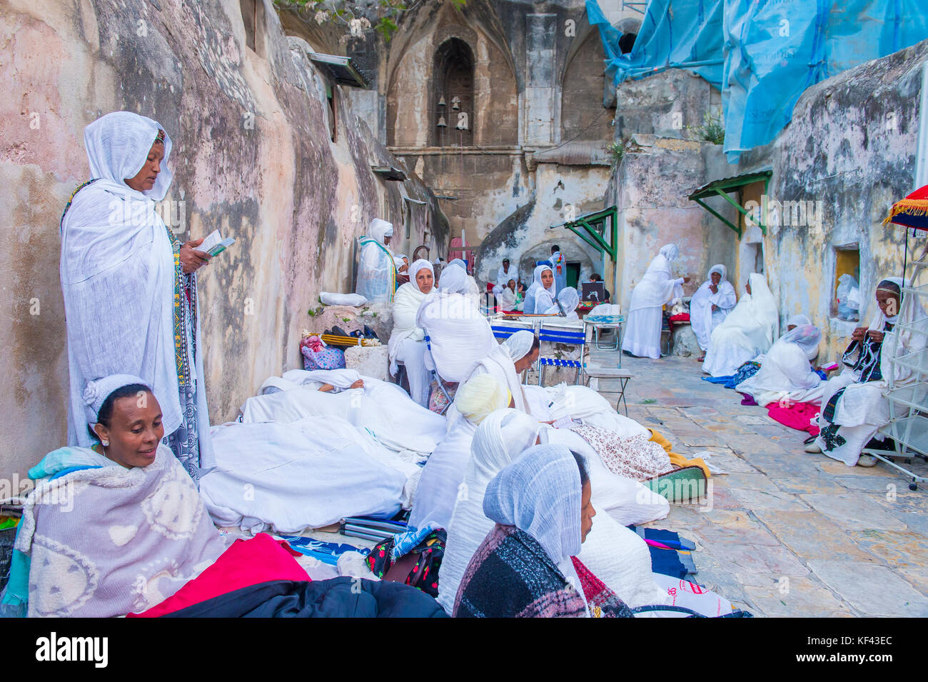 Ortodossa Etiope di adoratori in attesa che il fuoco santo cerimonia per iniziare a la sezione etiope del Santo Sepolcro di Gerusalemme Israele Foto Stock