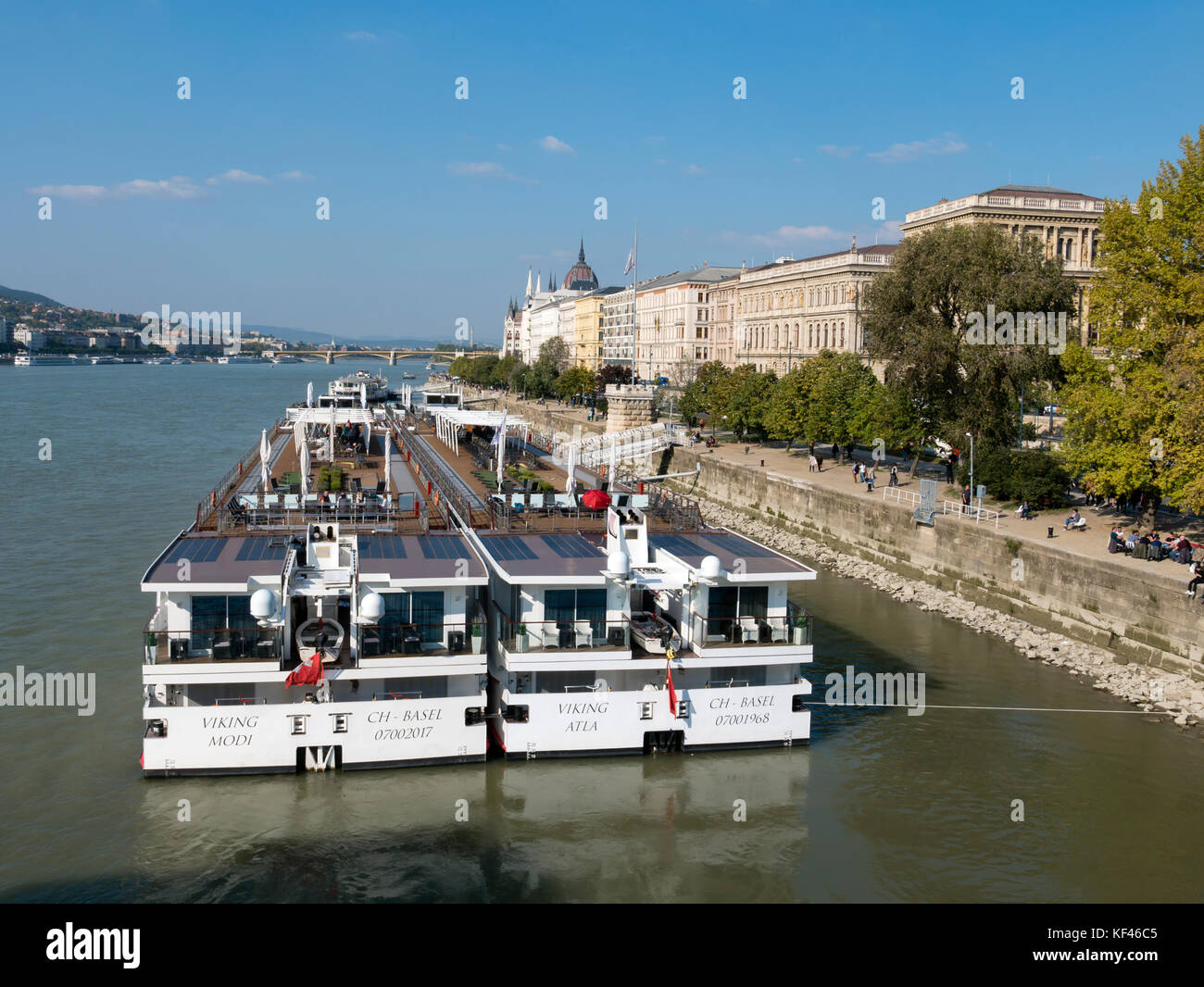 Viking River Cruise barche ormeggiate sul fiume Danubio, Budapest, Ungheria. Foto Stock