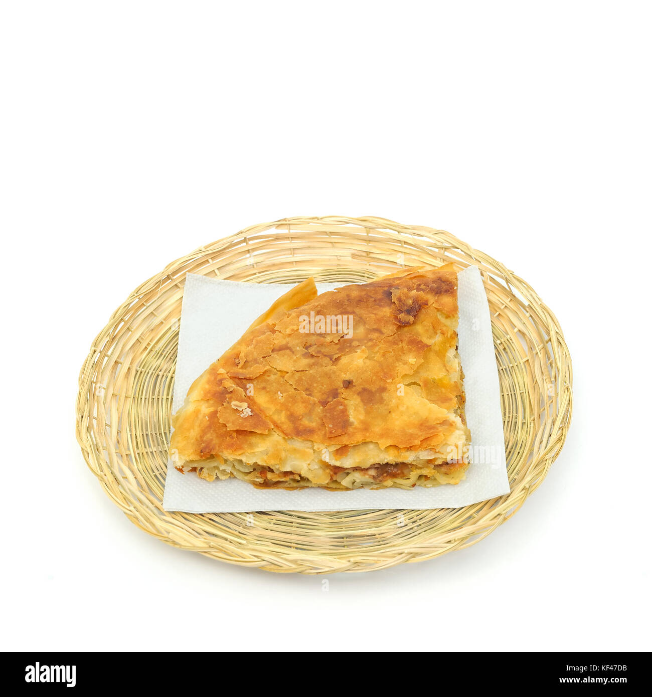 Pizza burek o torta su un tovagliolo di carta in una in vimini o cestino per pane su sfondo bianco Foto Stock