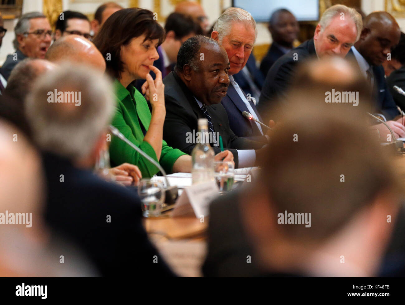 Il Principe del Galles ascolta il discorso del Presidente del Gabon Ali Bongo Ondimba mentre partecipa a un incontro sulla deforestazione alla Lancaster House di Londra. Foto Stock