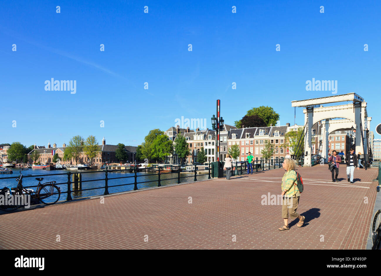 Ciclisti e pedoni che usano il Magere Brug, attraversano il fiume Amstel ad Amsterdam, Paesi Bassi Foto Stock