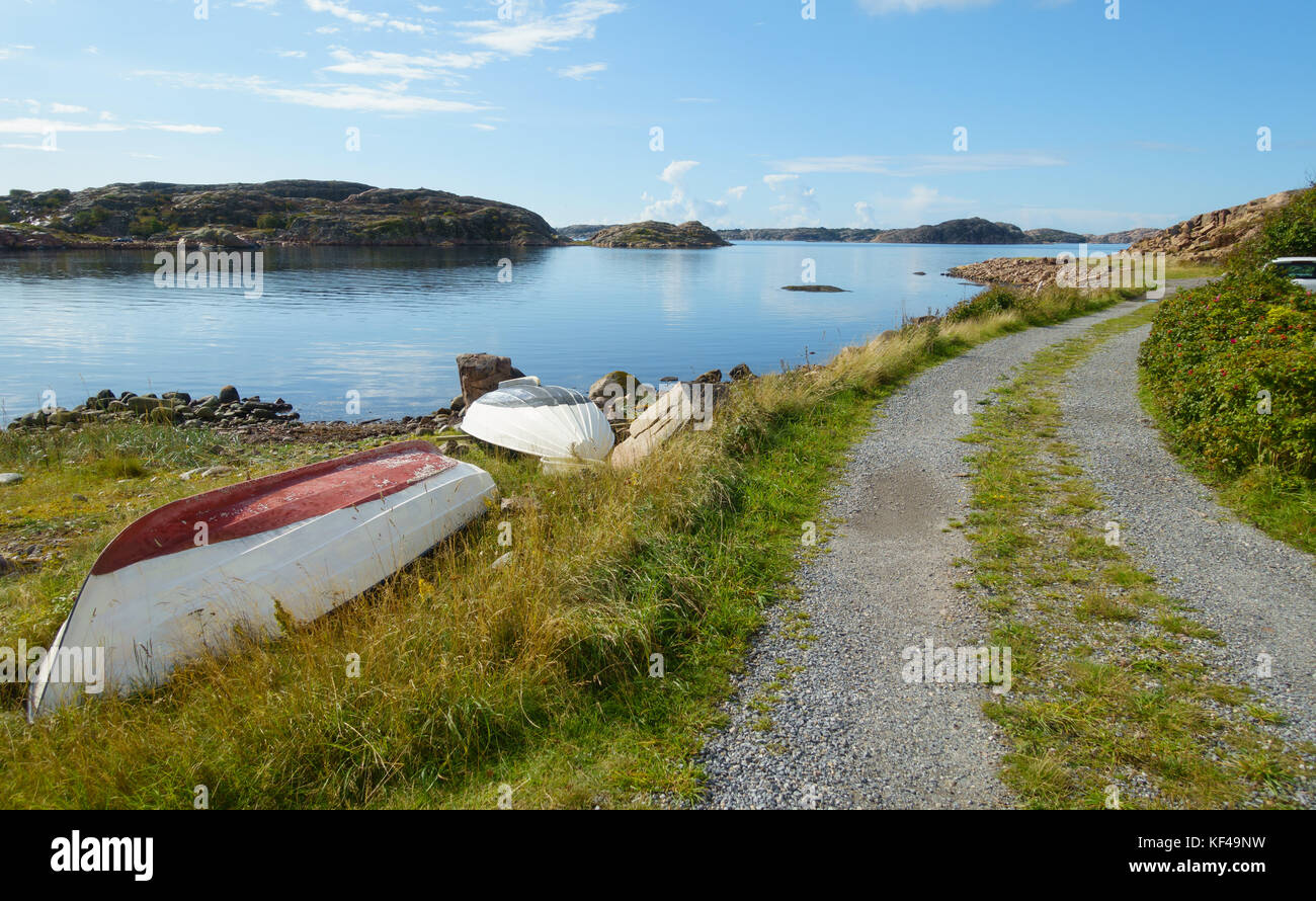 Arcipelago con barche memorizzati capovolto vicino al mare Foto Stock