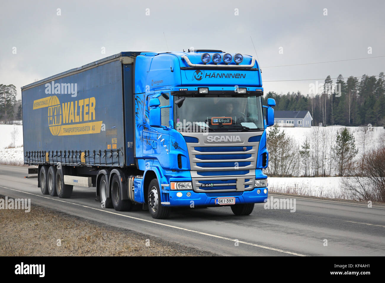 Karjaa, Finlandia - 5 marzo 2016: blu scania r440 carrello traina un carico curtainsider rimorchio nel sud della Finlandia. Nel 2015, Scania è il finlandese del mar Foto Stock