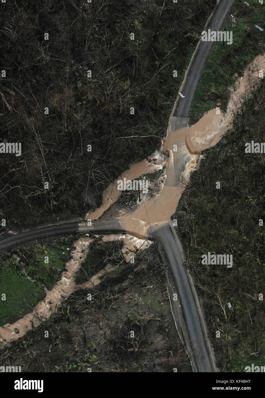 Vista aerea di un invaso e strada danneggiata in montagna causati dall'uragano maria ottobre 9, 2017 vicino a San Juan, Puerto Rico. Foto Stock