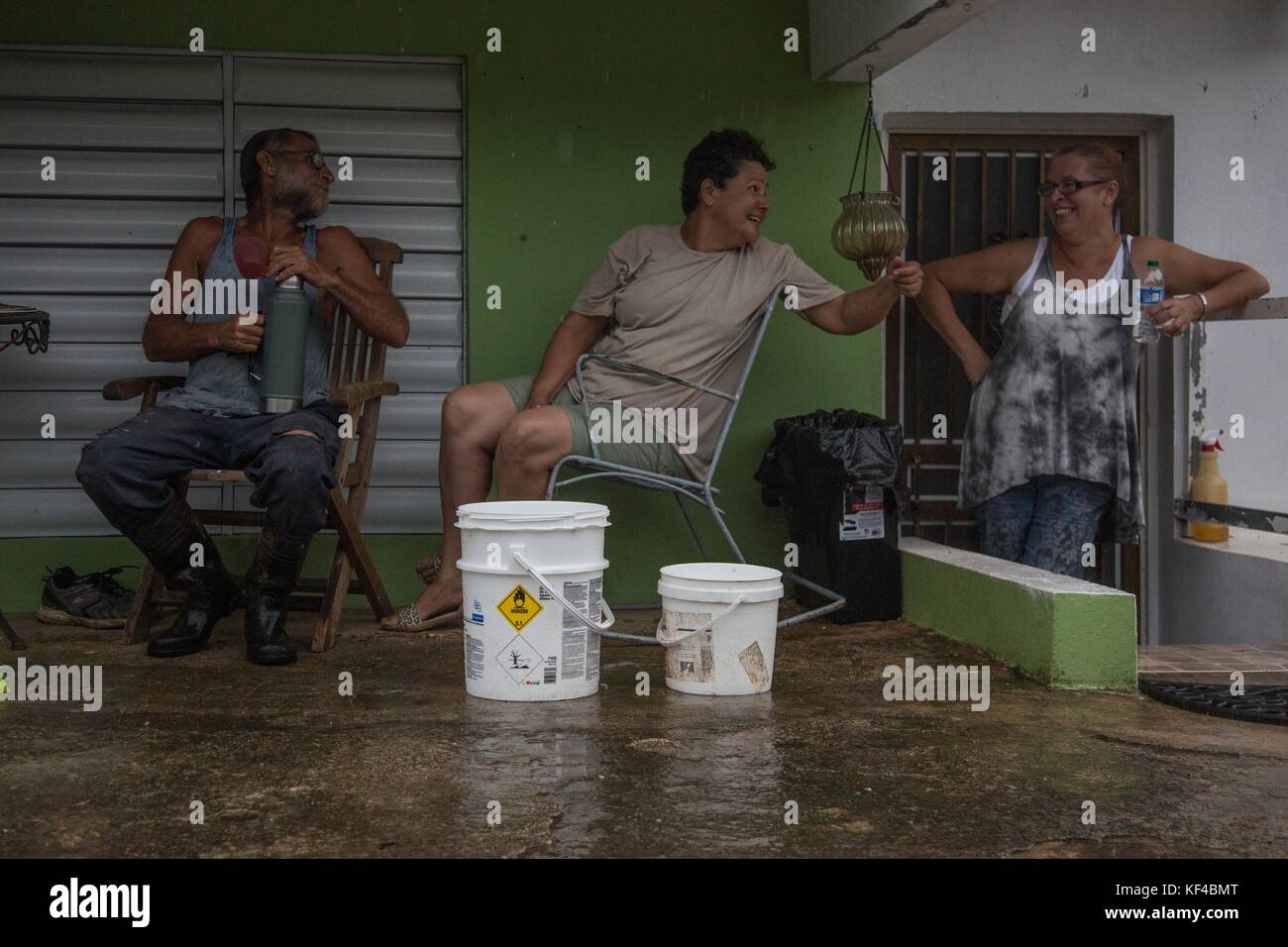 Negli Stati Uniti i soldati dell esercito di offrire forniture di emergenza a filamento di Puerto Rican residenti a seguito dell'uragano maria ottobre 9, 2017 in indiera baja, puerto rico. i residenti sono stati isolati a causa di frane e inondazioni. Foto Stock