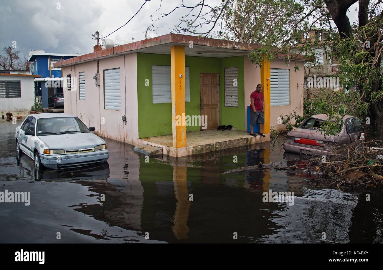 Il Puerto Rican residente nella Comunità di Mini Mini e Mini sono bloccati da strade allagate a seguito dell'Uragano Maria Settembre 21, 2017 in Loiza, Puerto Rico. Foto Stock