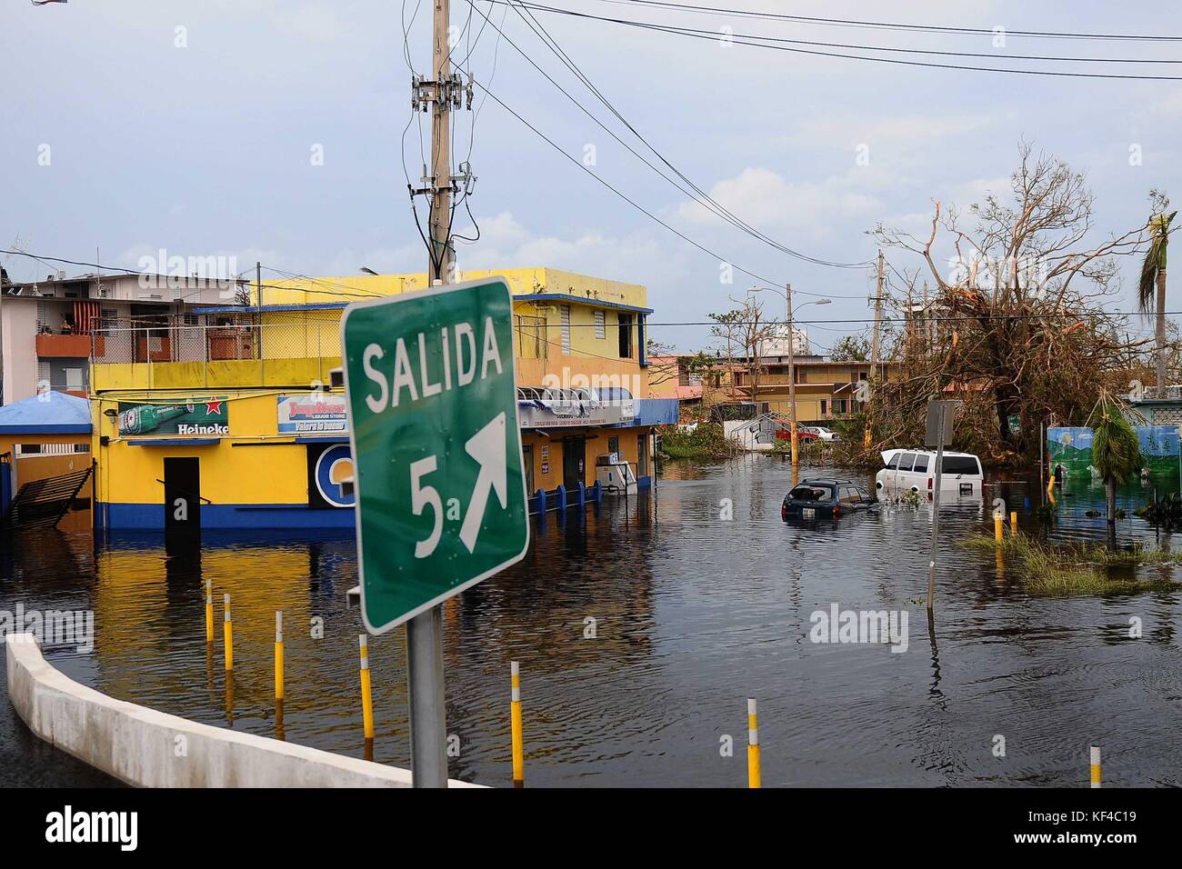 Le auto galleggiano lungo una strada allagata nel quartiere di Condado dopo l'uragano Maria del 27 settembre 2017 a San Juan, Porto Rico. Foto Stock