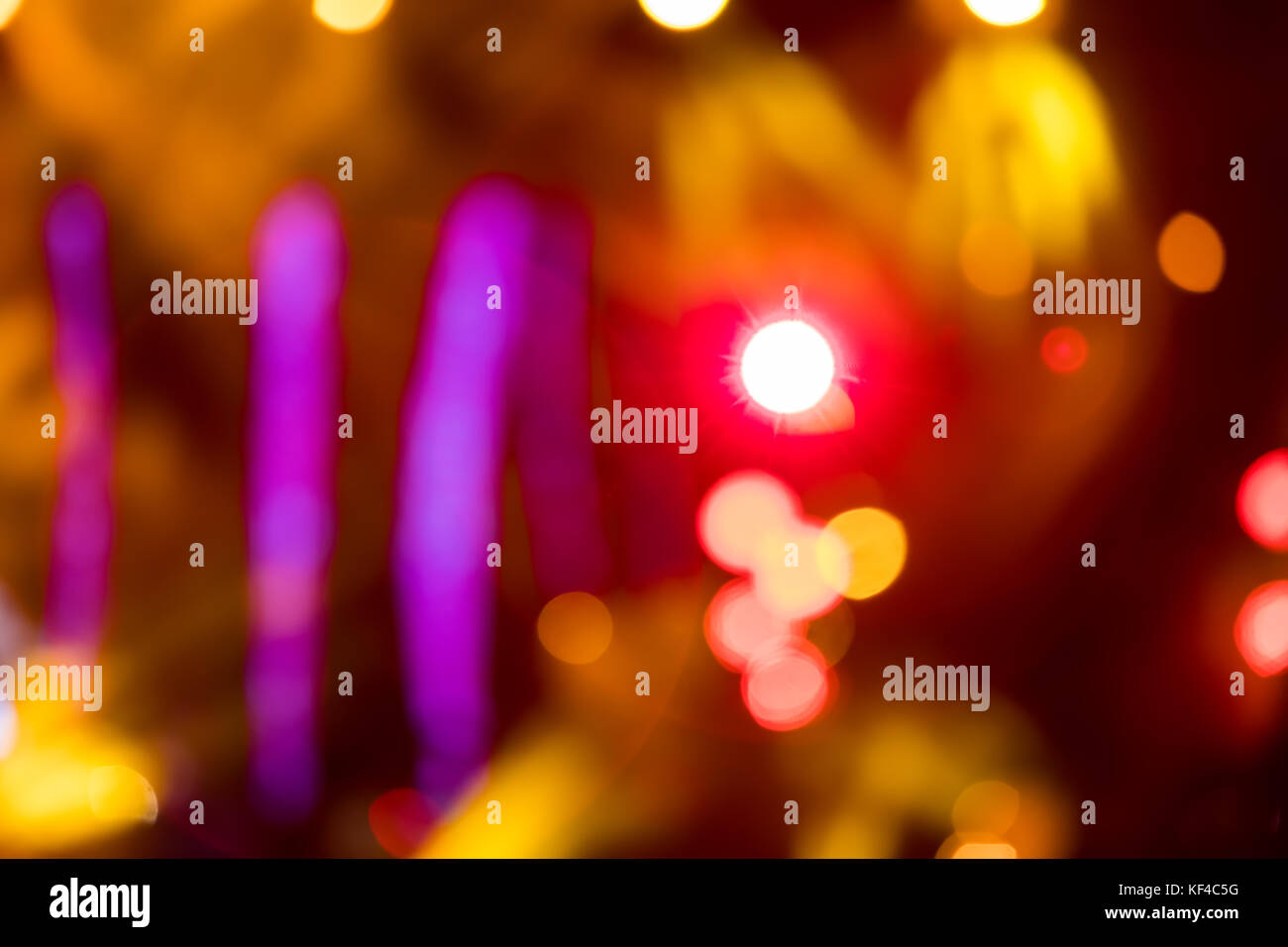 Sfocati concerto di intrattenimento illuminazione sul palcoscenico, bokeh di fondo. Foto Stock Sfocati concerto di intrattenimento illuminazione sul palcoscenico, bokeh di fondo. Foto Stock