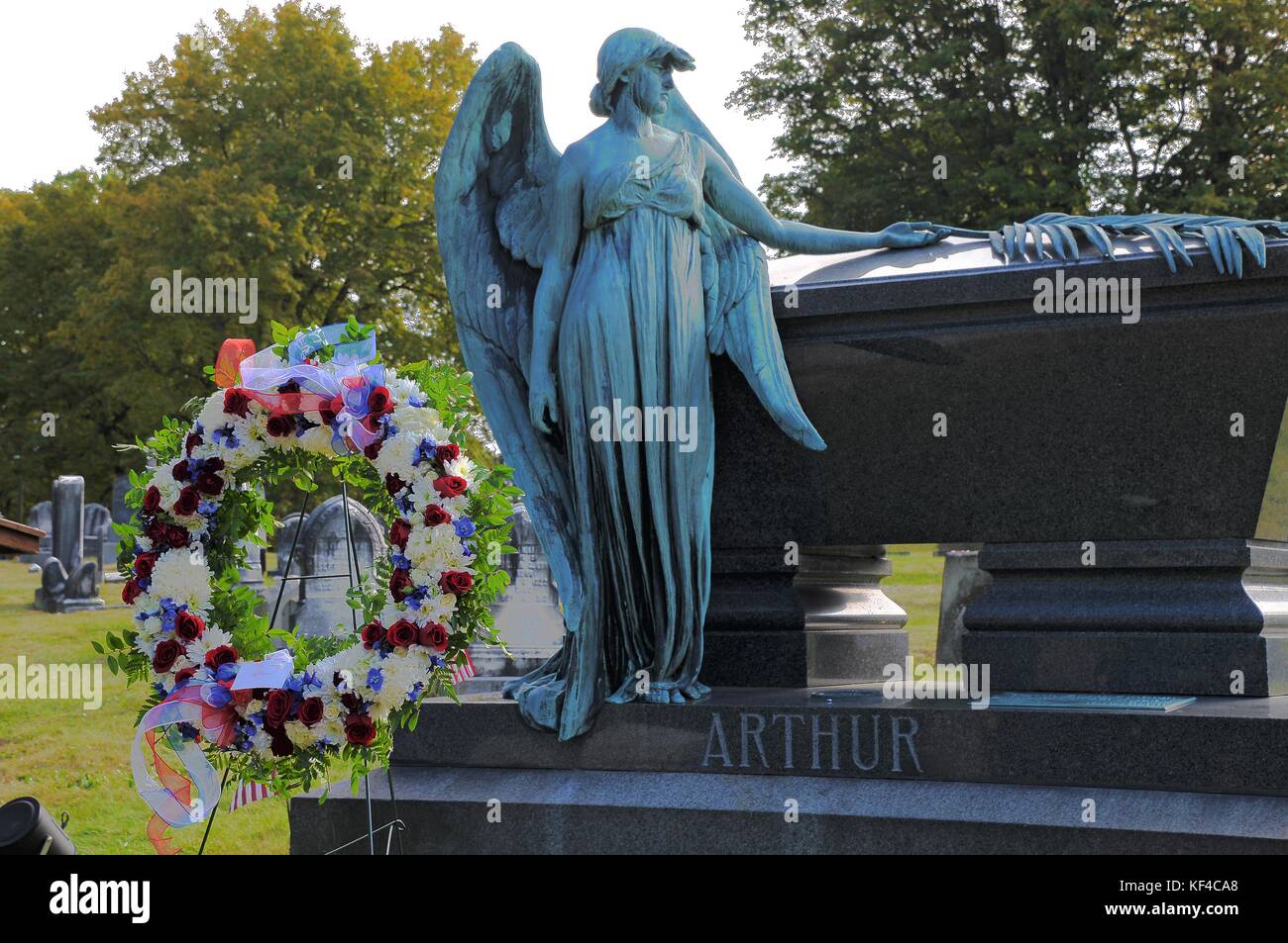 Una corona sorge presso la tomba dell ex presidente degli Stati Uniti chester arthur prima di una cerimonia per onorare il defunto presidente a albany cimitero rurale ottobre 5, 2017 in menands, new york. Foto Stock