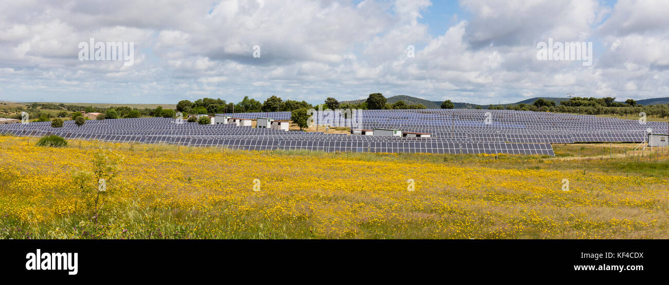 Vicino a Madroñera, provincia di Caceres, Estremadura, Spagna. Pannelli solari. Foto Stock