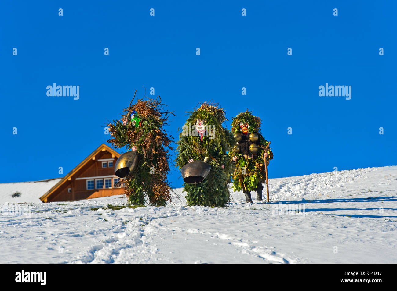 Un gruppo di ummeri ugly St Sylvester o Wueschte Chläuse, processione di Urnäsch Silvesterkläuse a Old Sylvester, Urnäsch, Canton Appenzell Ausserrhoden, Foto Stock