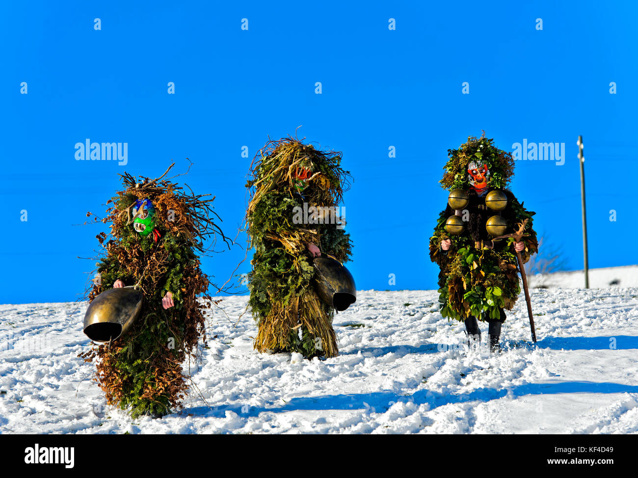 Un gruppo di ummeri ugly St Sylvester o Wueschte Chläuse, processione di Urnäsch Silvesterkläuse a Old Sylvester, Urnäsch, Canton Appenzell Ausserrhoden, Foto Stock