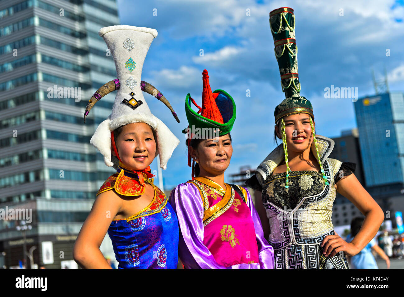 Compagnia di giovani donne vestite con fantasia cappelli a mongola costume nazionale festival, Ulaanbaatar, in Mongolia Foto Stock