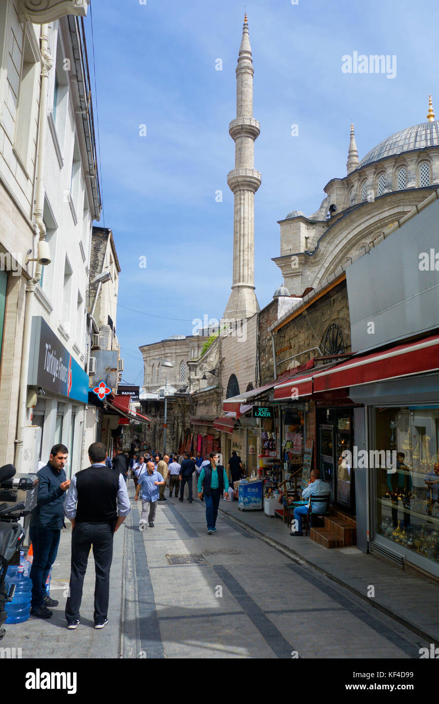 Vista del minareto della moschea Nuruosmaniye, una vecchia moschea ottomana, nel quartiere Çemberlitaş del distretto di Fatih a Istanbul, Turchia. Foto Stock