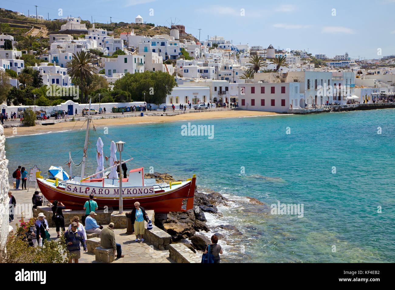 Vecchia barca da pesca come occhio catcher presso un ristorante, Mykonos-town, Mykonos, Cicladi, Egeo, Grecia Foto Stock