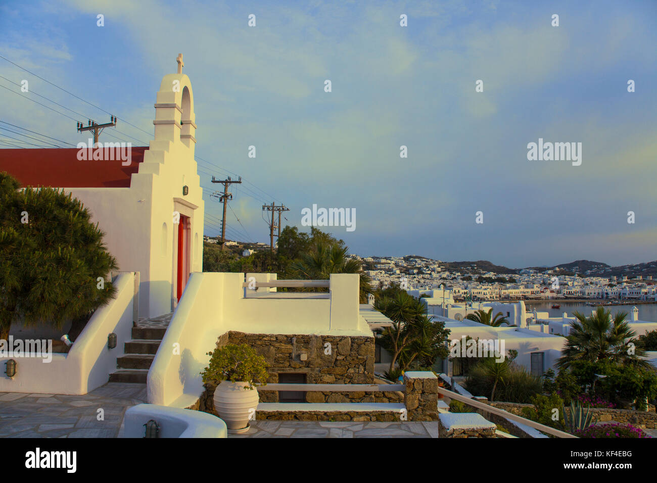 Serata di morbida luce in corrispondenza di una cappella al di sopra di Mykonos-town, Mykonos, Cicladi, Egeo, Grecia Foto Stock