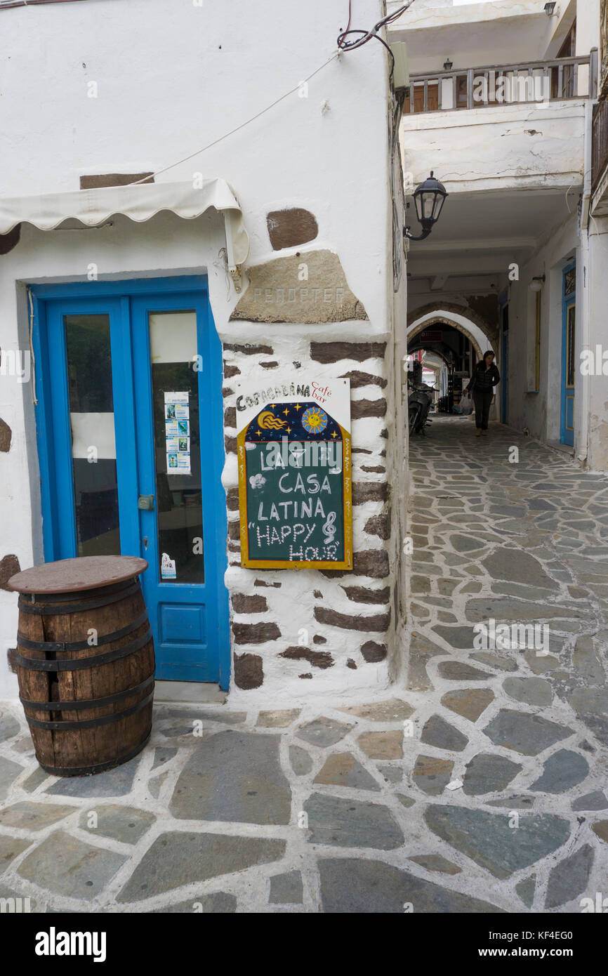 Bar in un vicolo, città vecchia di Naxos-città, isola di Naxos, Cicladi, Egeo, Grecia Foto Stock