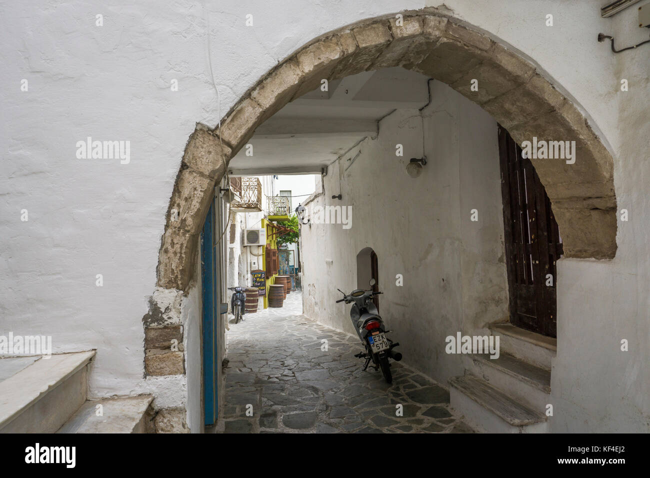 Gateway in un vicolo, città vecchia di Naxos-città, isola di Naxos, Cicladi, Egeo, Grecia Foto Stock