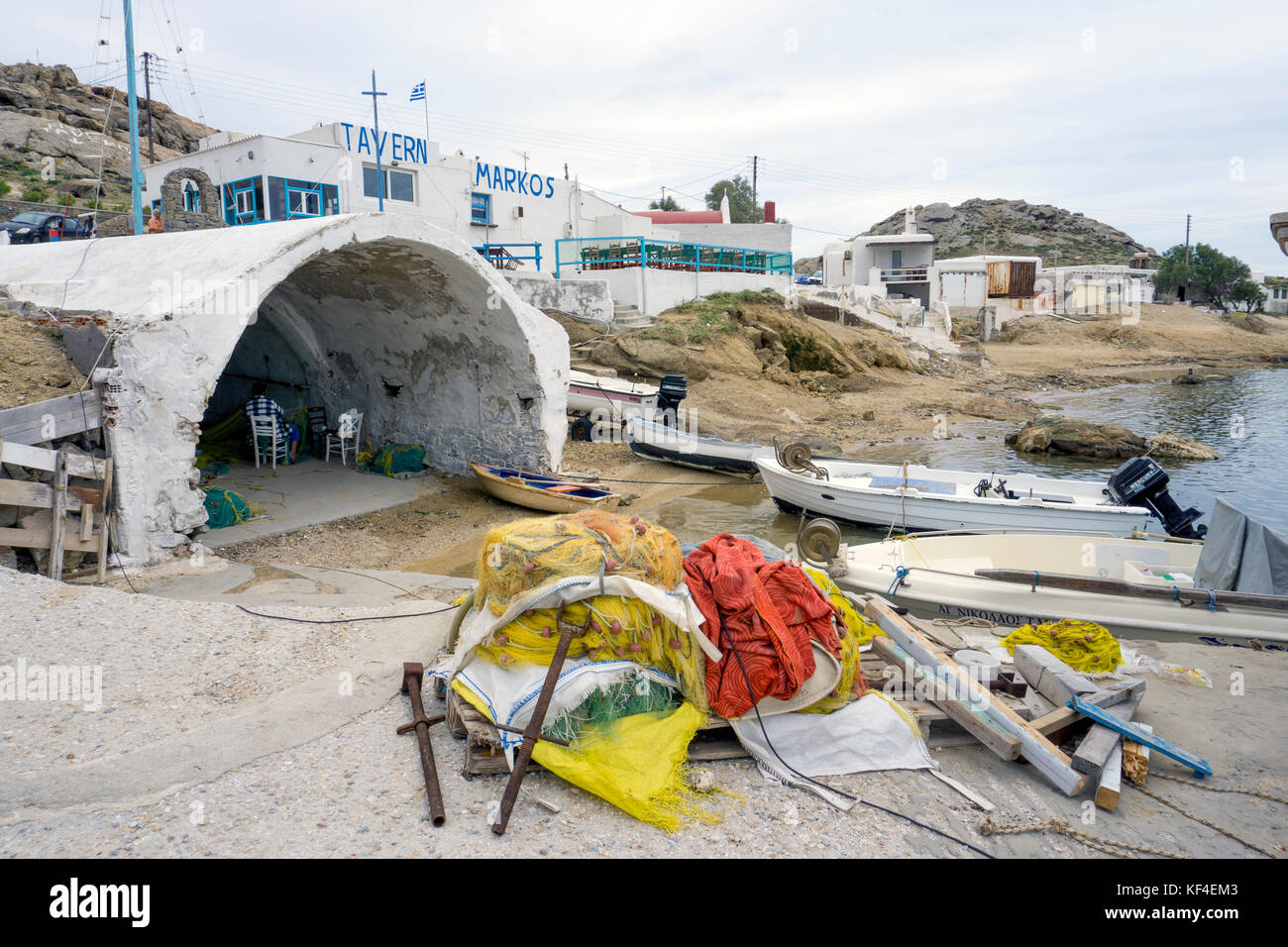 Il piccolo porto e villaggio di pescatori di Agia Anna, Mykonos, Cicladi, Egeo, Grecia Foto Stock