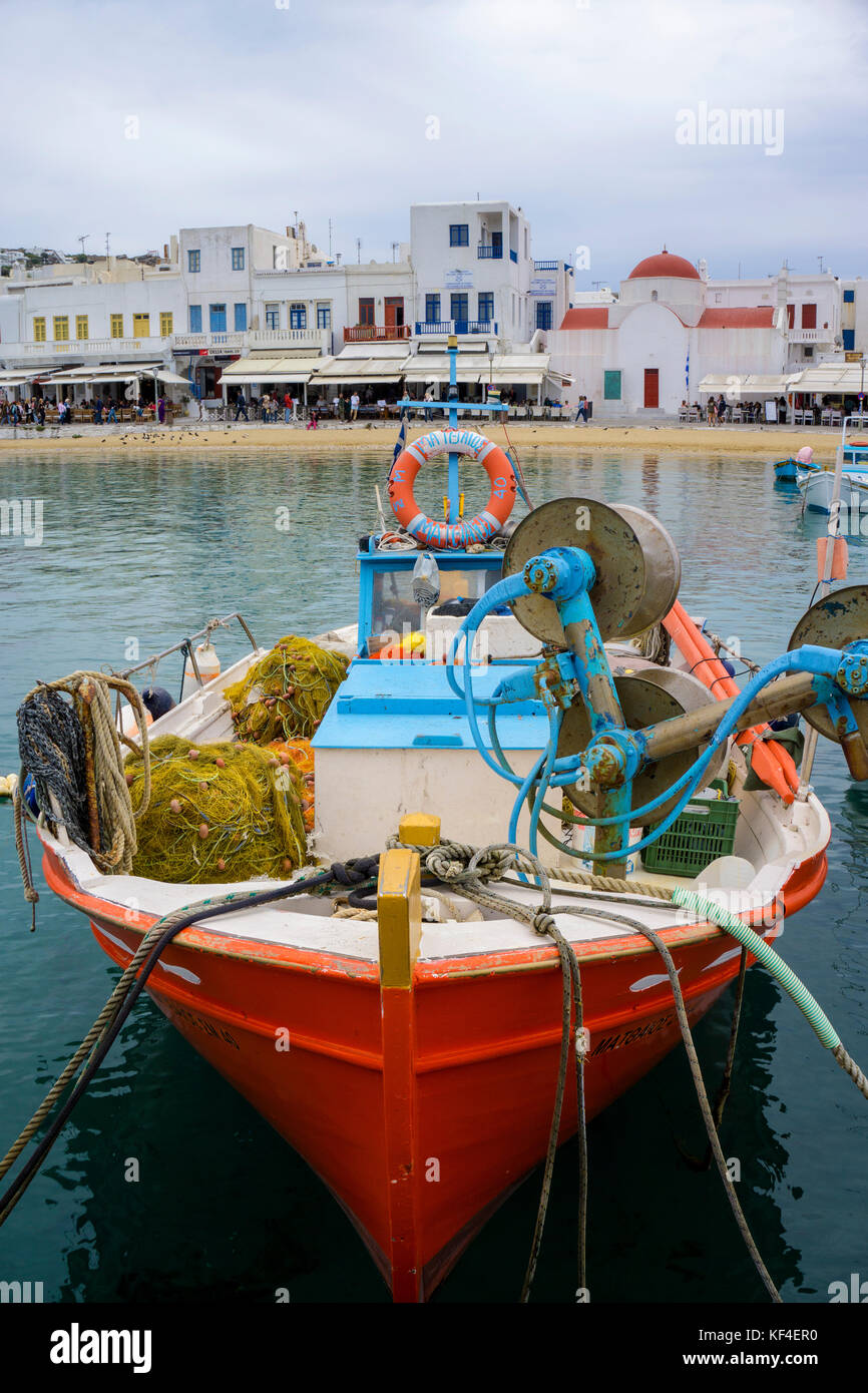 Barca da pesca al vecchio porto di Mykonos-town, Mykonos, Cicladi, Egeo, Grecia Foto Stock