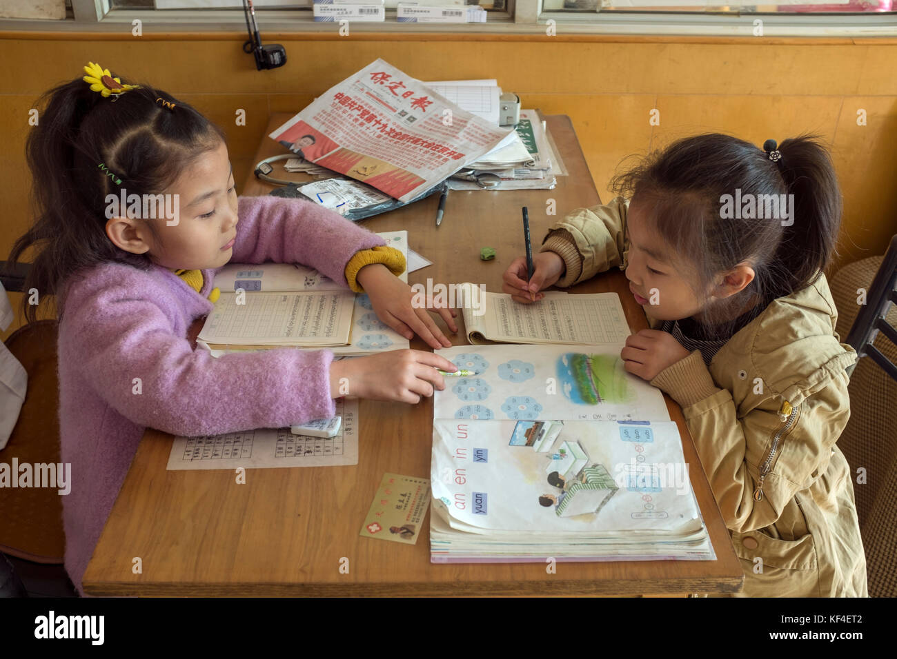Gli alunni cinesi fare i compiti in rongcheng county, nella provincia di Hebei (Cina). Foto Stock