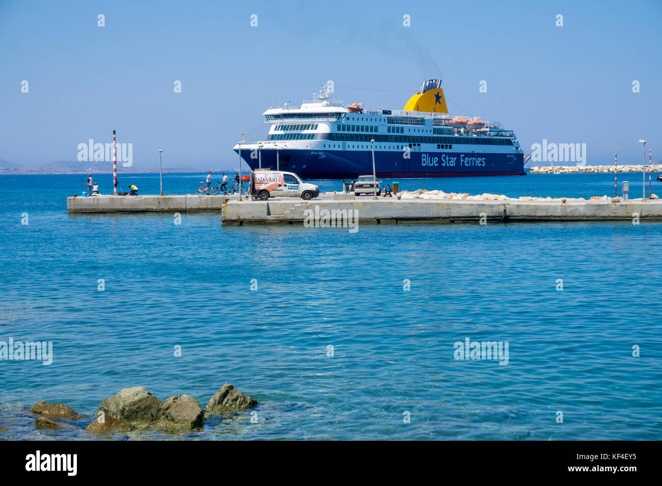 Traghetto della Blue Star Ferries al porto di Naxos, Naxos-città di Naxos Island, Cicladi, Egeo, Grecia Foto Stock