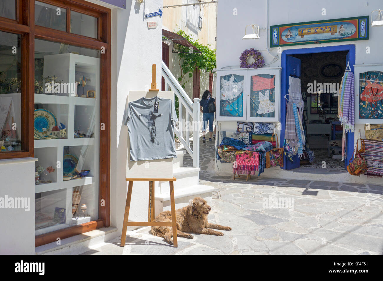 Negozi di souvenir presso la vecchia città di Naxos-città, isola di Naxos, Cicladi, Egeo, Grecia Foto Stock