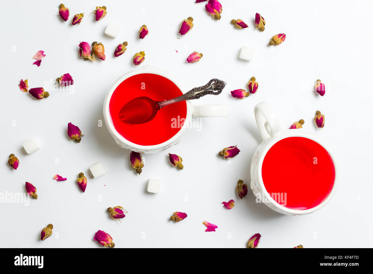 Rosa tea in tazze con fiori su sfondo bianco Foto Stock