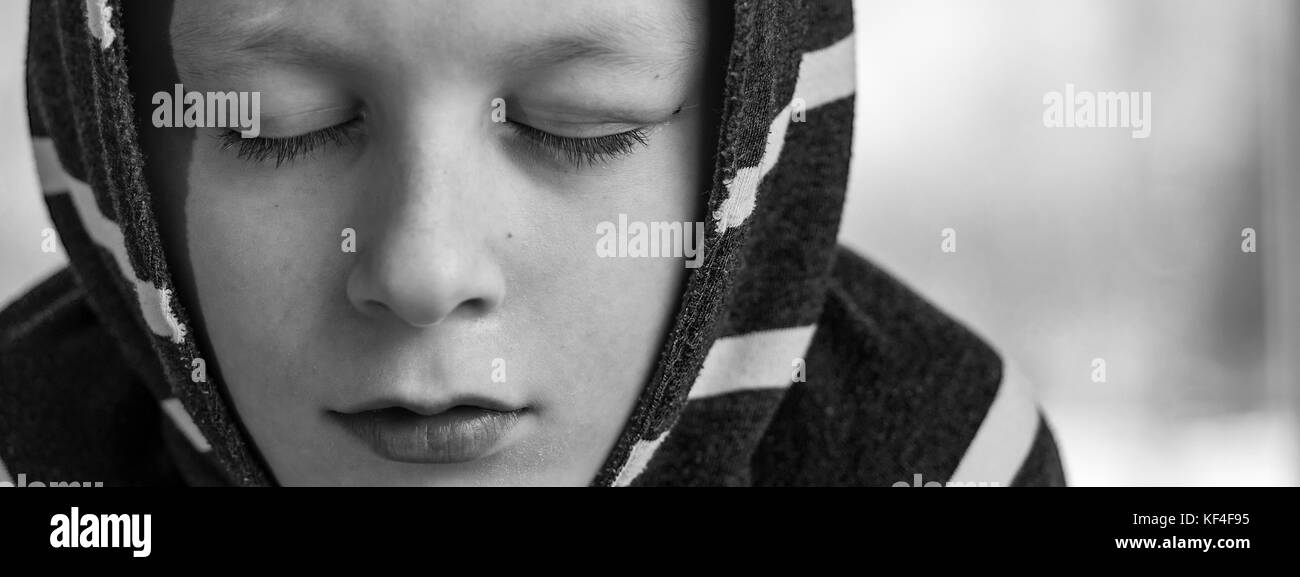 Triste ragazzo. Adolescente con espressione triste viso vicino. La depressione, la solitudine e il concetto di stress. Foto Stock