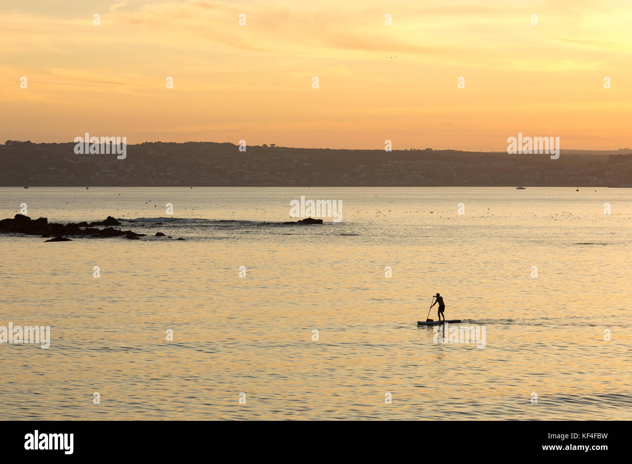 Pagaia al tramonto in Cornovaglia, Regno Unito Foto Stock