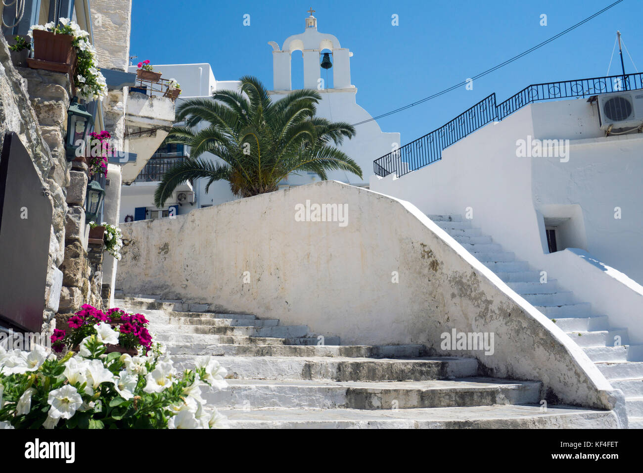 Tipico vicolo con decorazioni floreali e la cappella a Naxos-città, NAXOS, CICLADI, Egeo, Grecia Foto Stock
