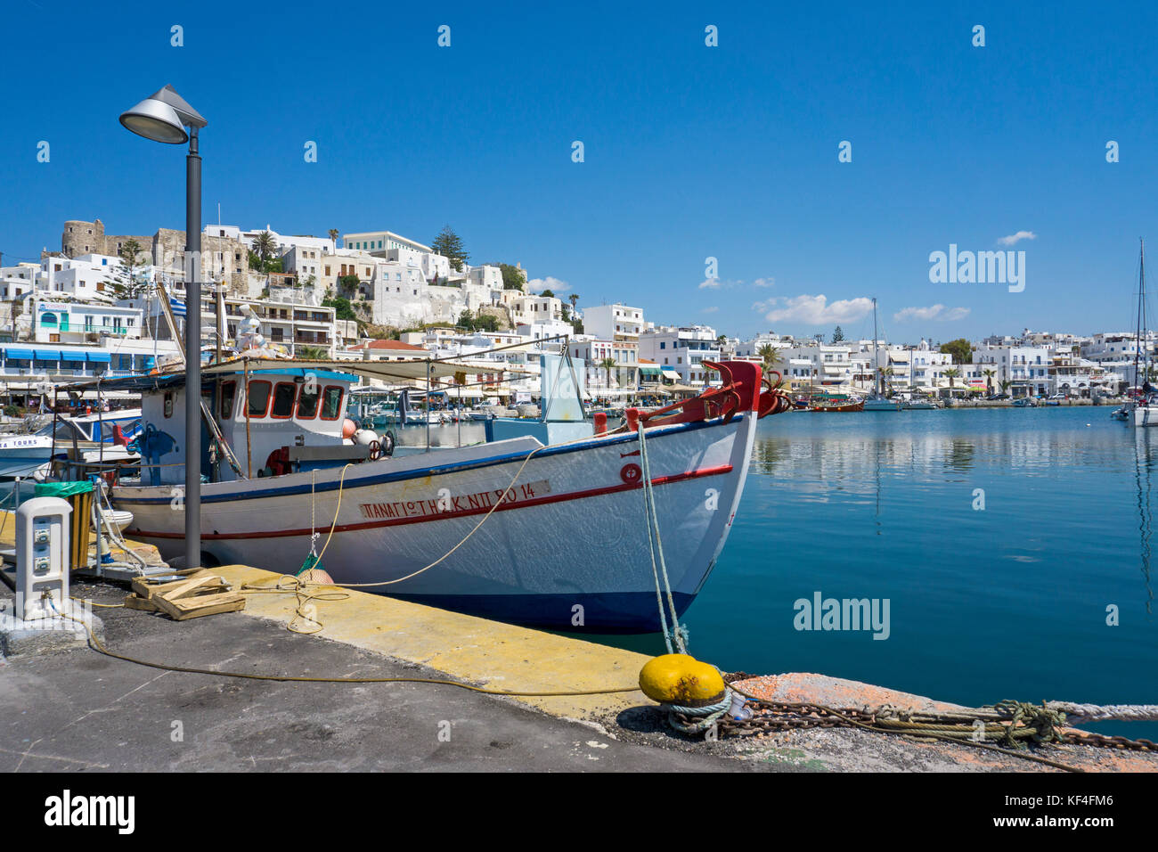 Barche da pesca e altre imbarcazioni presso il porto di Naxos-città, NAXOS, CICLADI, Egeo, Grecia Foto Stock
