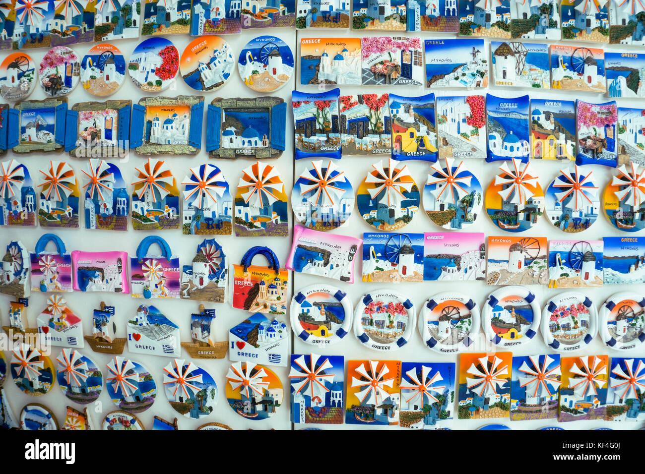 Magnete appendiabiti presso un negozio di souvenir, Mykonos-town, Mykonos, Cicladi, Egeo, Grecia Foto Stock