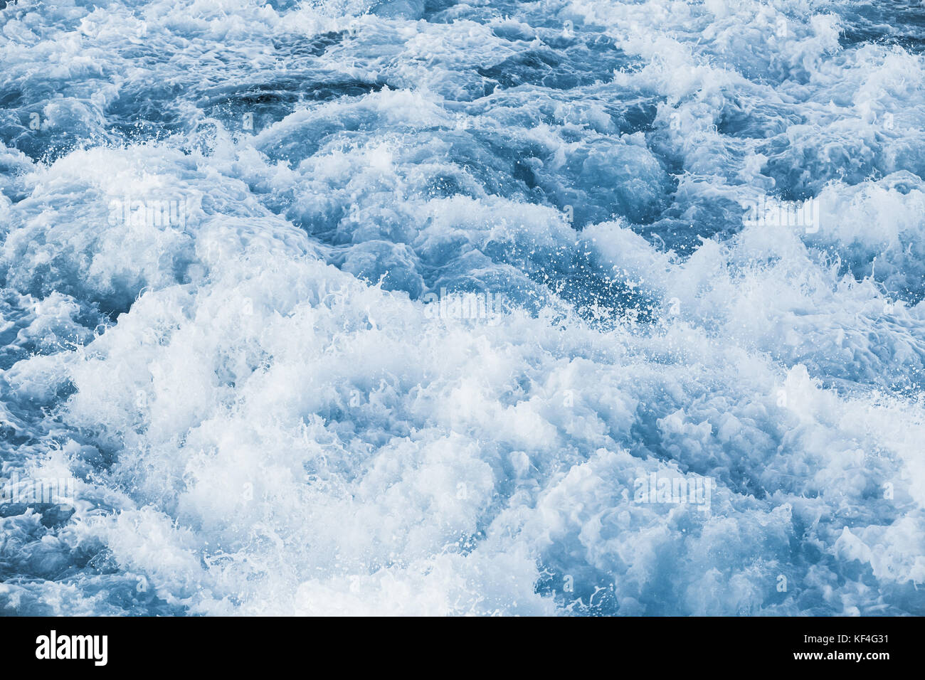 Mare tempestoso acqua con schizzi e schiuma, sfondo naturale texture foto Foto Stock