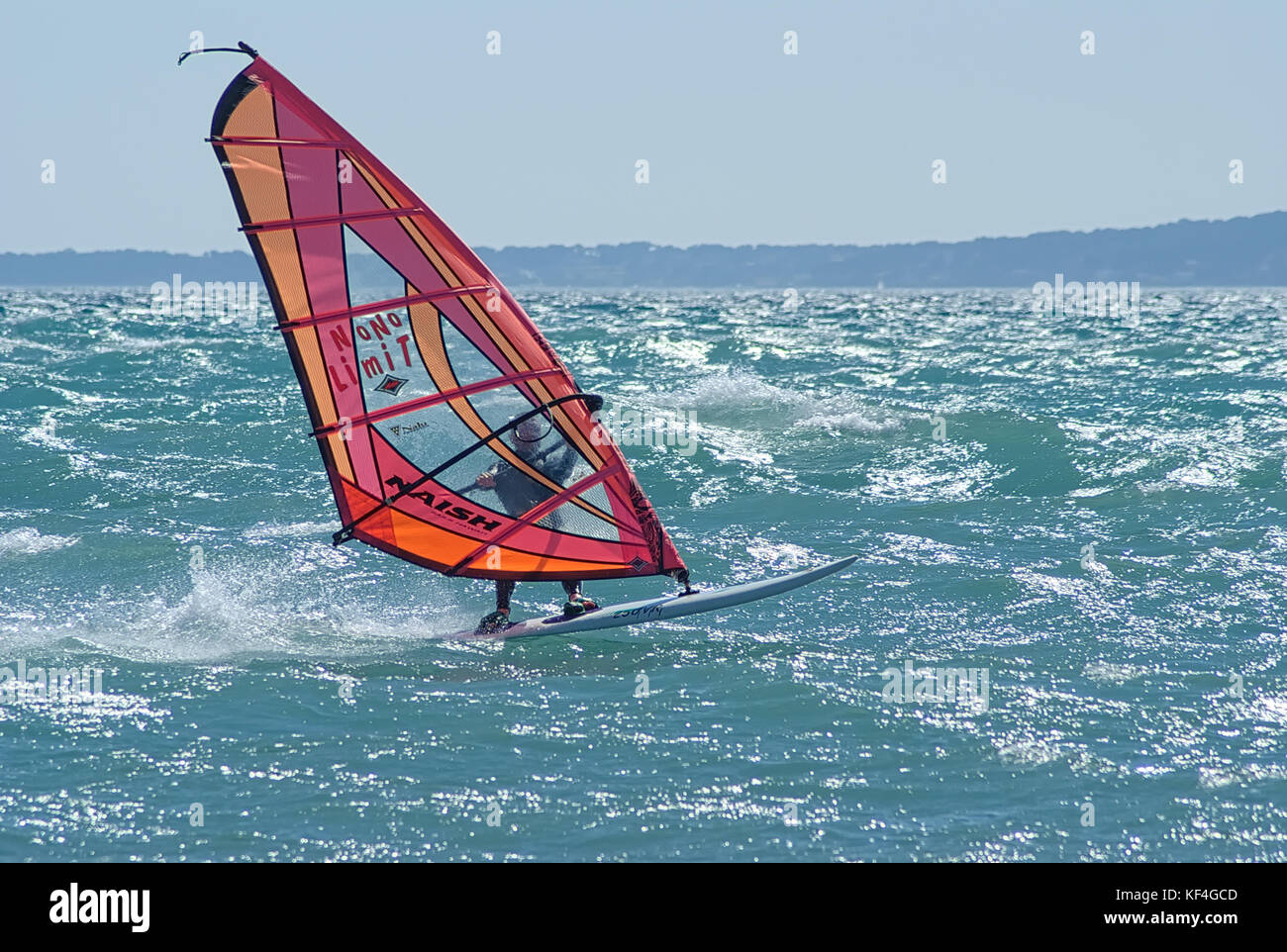 Windboarder a piena velocità durante una giornata di vento nel Mare Mediterraneo. Foto Stock