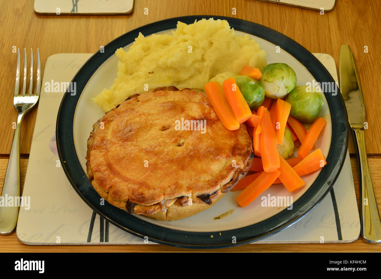 Cena in inglese di torta di pollo, schiacciare le patate e verdura. Foto Stock