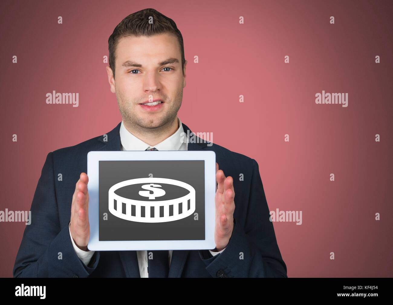 Composito Digitale dell'uomo azienda tablet con icona di denaro Foto Stock