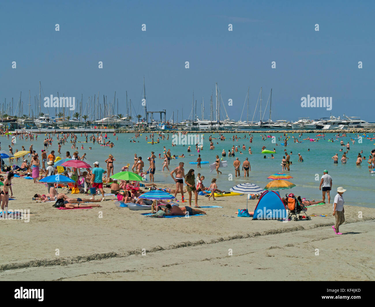 Spiaggia affollata a El Arenal , Palma de Mallorca, Spagna Foto Stock