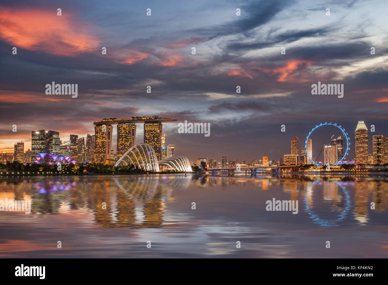 Lo skyline di Singapore si riflette nella Marina Bay, con Supertrees, The Cloud and Flower Domes, Marina Bay Sands, Singapore Flyer e Financial Distri Foto Stock