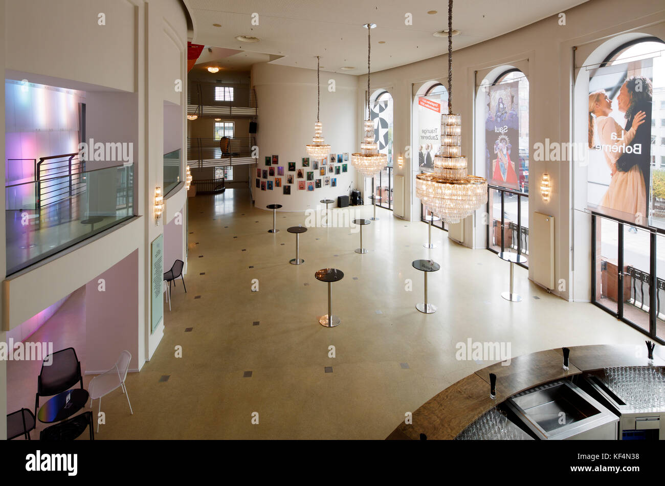 Staatstheater a Mainz, RHEINLAND-PFALZ, Grosses Haus, foyer, empfangshalle, kronleuchter, stehtische Foto Stock