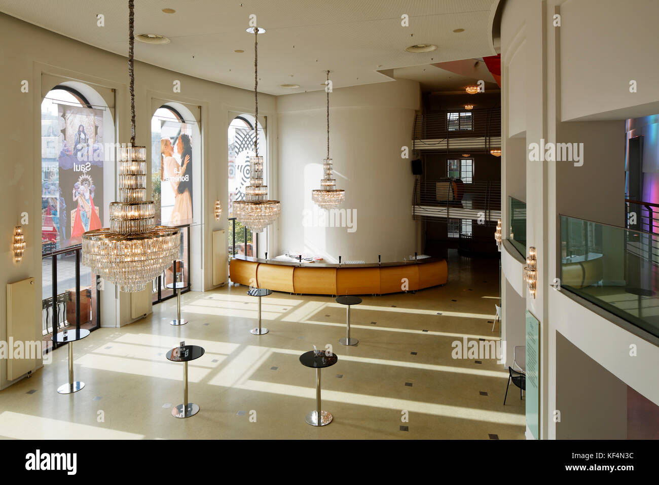 Staatstheater a Mainz, RHEINLAND-PFALZ, Grosses Haus, foyer, empfangshalle, kronleuchter, stehtische Foto Stock