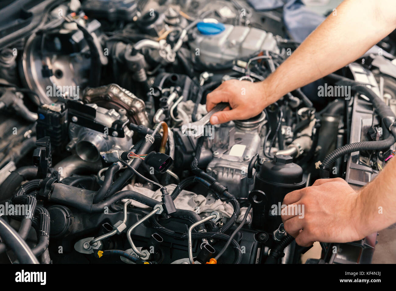 Lavoro meccanico sulla riparazione del motore, chiudere fino Foto Stock