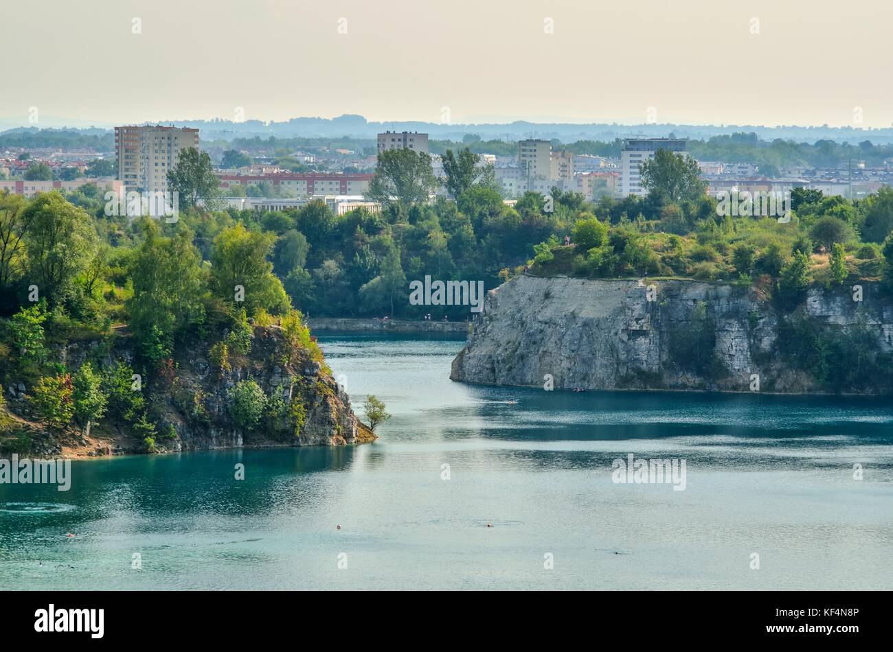 CRACOVIA, POLONIA - 27 AGOSTO 2017: Bellissimo lago Zakrzowek nel centro della città di Cracovia, Polonia. Foto Stock