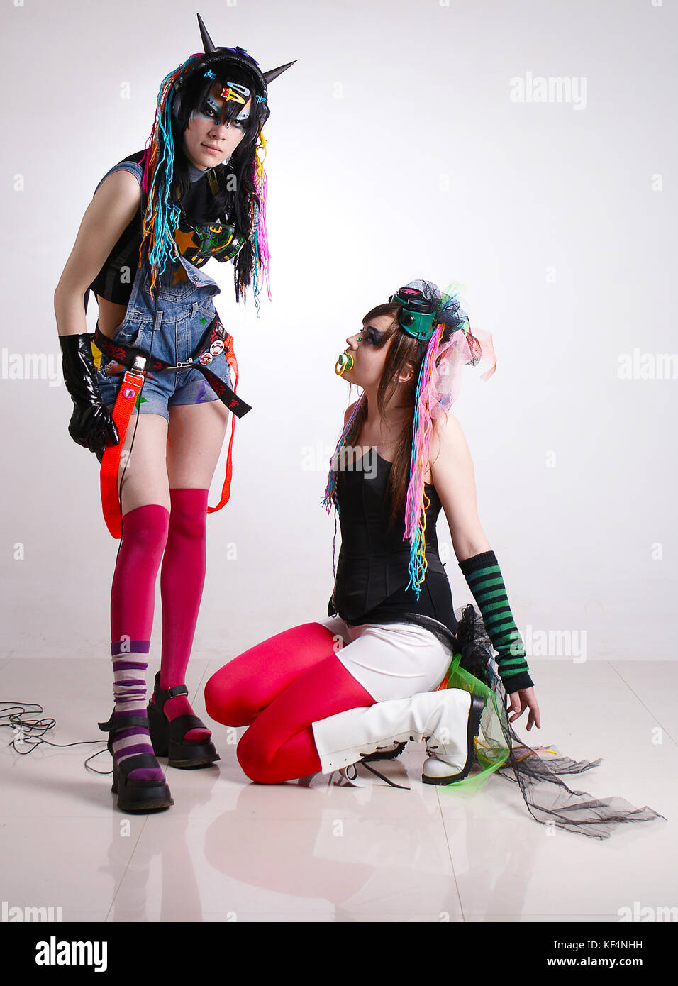 Due bella ragazza in posa lo stile di cosplay.isolato ritratto in studio Foto Stock