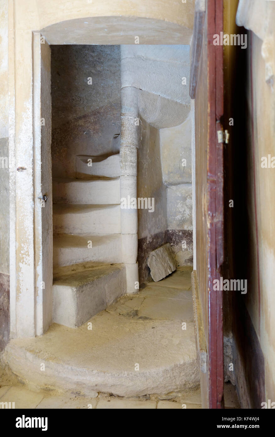 Porta di ingresso e vecchi e consunti fly di spirale scale in pietra Foto Stock