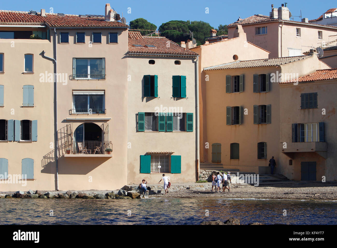 Francia, var reparto, città di saint-tropez, la spiaggia chiamata 'la ponche' con case colorate Foto Stock