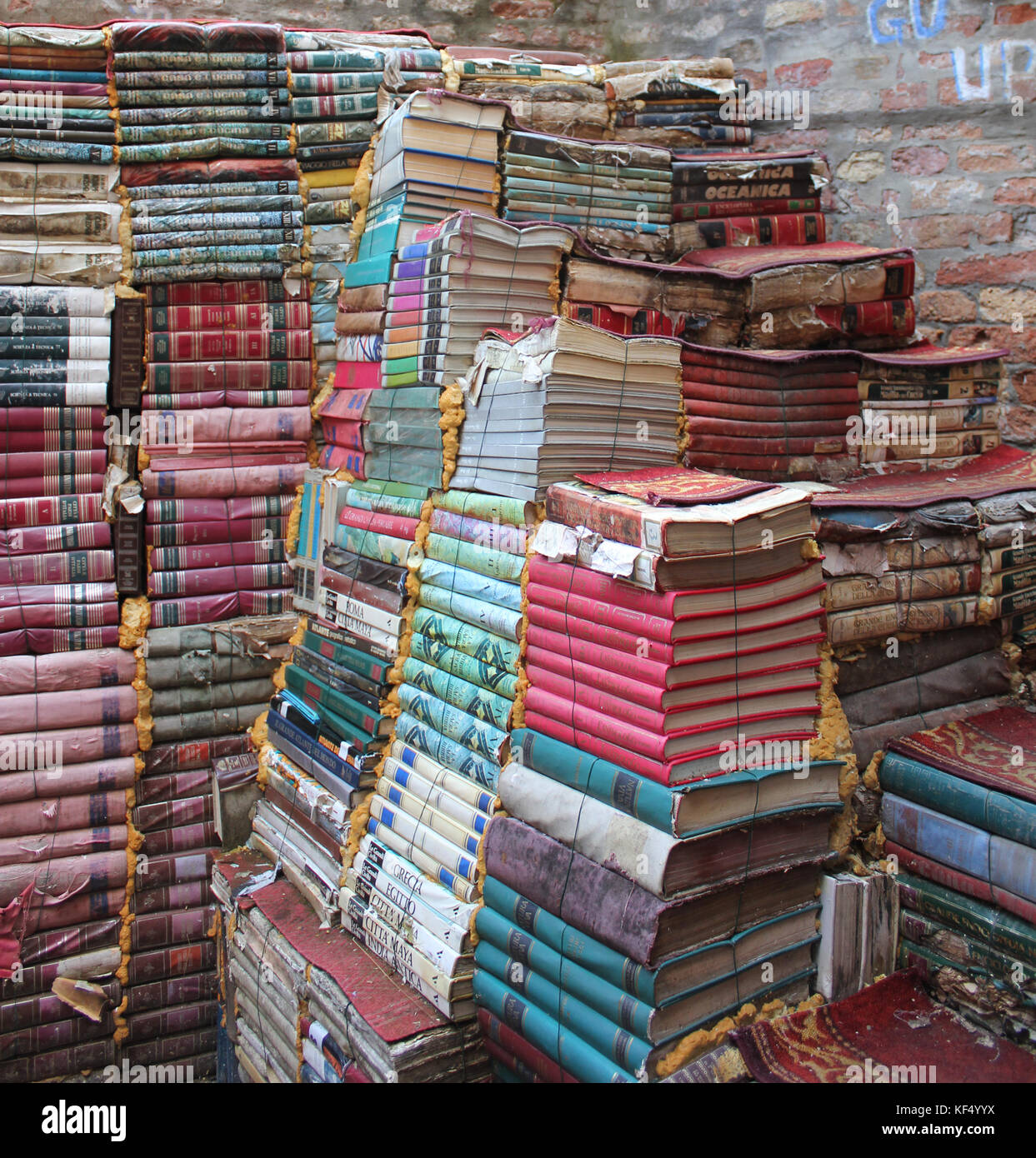 Libri impilati a alta. Libro famoso negozio di Acqua Alta, Venezia, Italia. Foto Stock