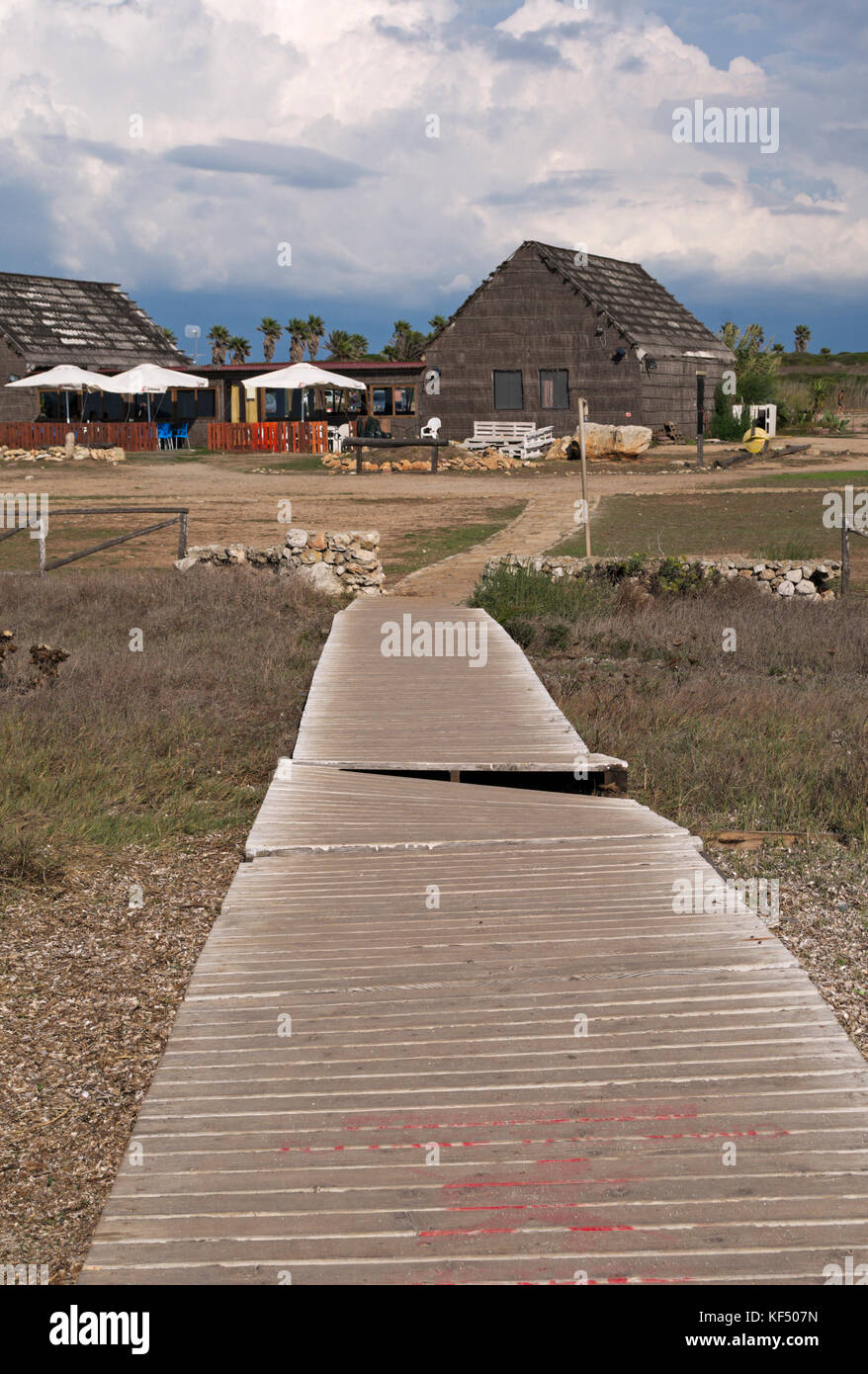 passerella al bar / kios sulla spiaggia di Is Arutas, penisola del Sinis, Sardegna Foto Stock