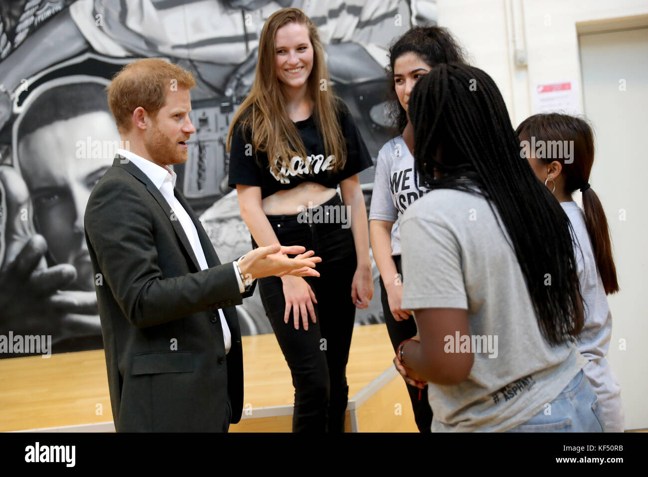 Il principe Harry parla con i membri durante una visita DI GIOCO a Copenhagen, Danimarca, che utilizza lo sport per creare cambiamenti sociali duraturi e ispira le persone a diventare modelli di ruolo della comunità locale. Foto Stock