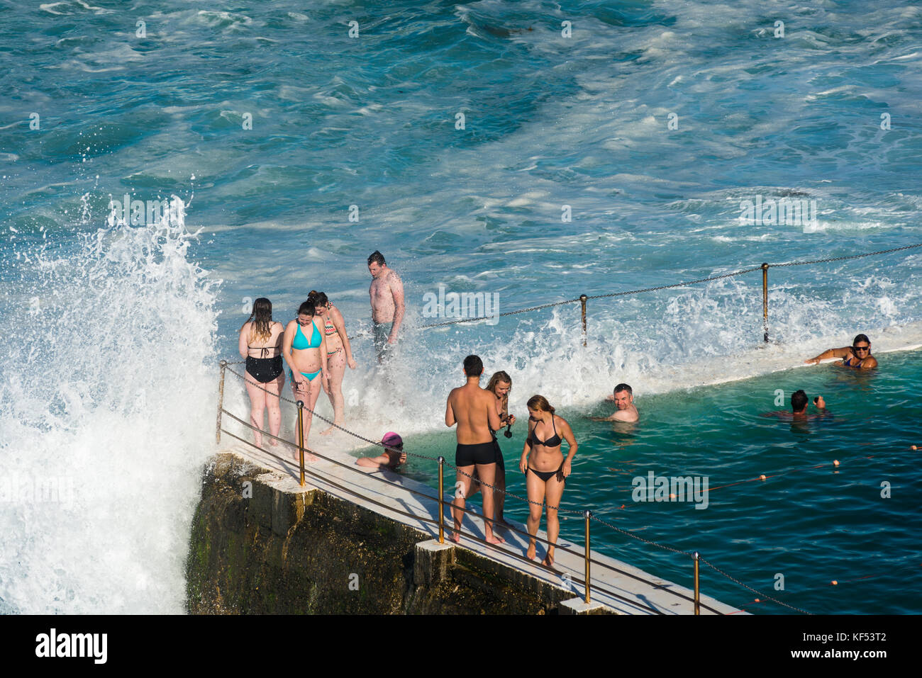 Grandi onde vicino a un iceberg club nuotando vicino a Bondi Beach, Sydney, Australia. Foto Stock